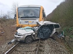 Po střetu osobního automobilu s osobním vlakem dnes na Berounsku po poledni zemřel řidič vozidla